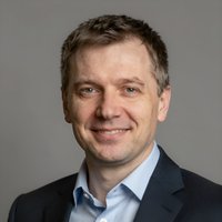 Портрет уверенного бизнесмена в студийном освещении для раздела лицензионного антивирусного ПО компании Софт Крым